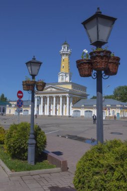 Kostroma şehrinde mavi gökyüzü olan yangın kulesi
