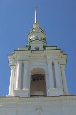 Kostroma şehrinde mavi gökyüzünde çan kulesi