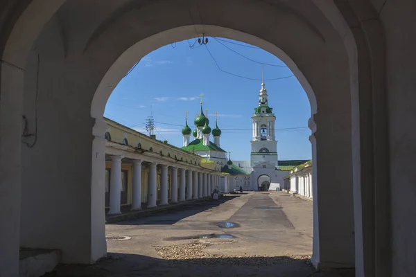Pohled Přes Oblouk Kostel Městě Kostroma — Stock fotografie