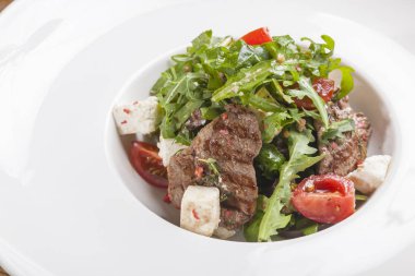 Beyaz tabakta biftek salatası