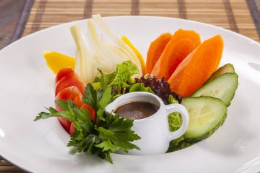 İtalyan usulü sebze salatası.