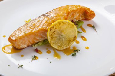 Limonlu ve soslu ızgara somon.