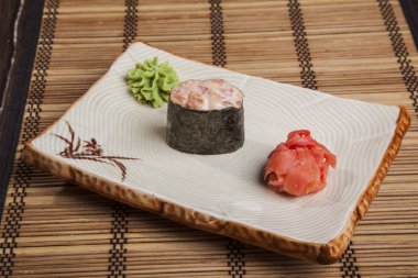 Japon usulü tabakta baharat yuvarlanıyor.