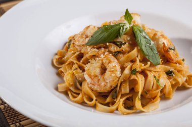 beyaz tabakta karidesli makarna