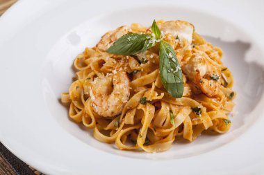 beyaz tabakta karidesli makarna