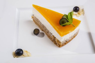 Beyaz tabakta armutlu cheesecake