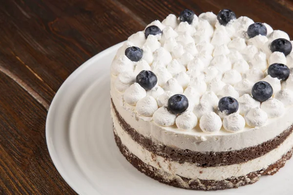 Beyaz tabakta yaban mersinli kek