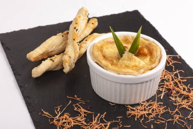 Siyah üzerine sıcak balık aperatifi