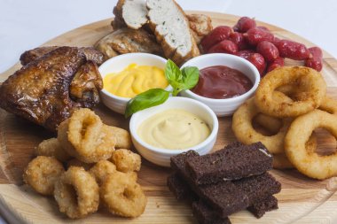 Biraya abur cuburlar Ahşap tabakta soslar