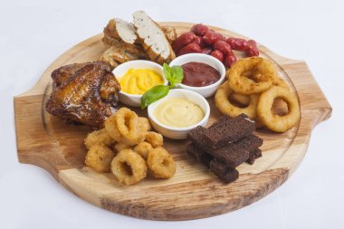 Biraya abur cuburlar Ahşap tabakta soslar