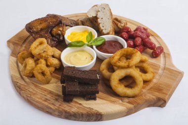 Biraya abur cuburlar Ahşap tabakta soslar