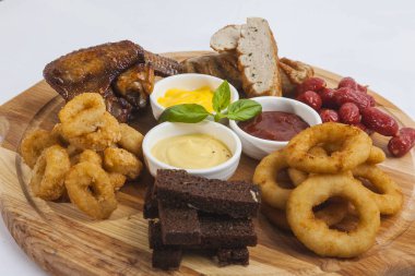 Biraya abur cuburlar Ahşap tabakta soslar