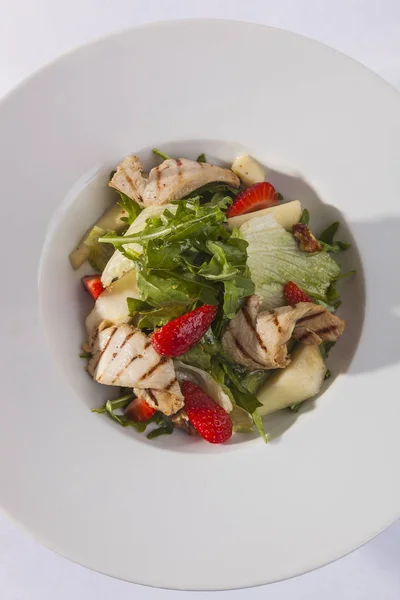 Salat Mit Gegrilltem Huhn Auf Weißem Teller — Stockfoto