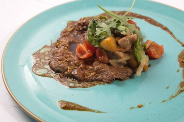 Plaka üzerinde sıcak biftek salata