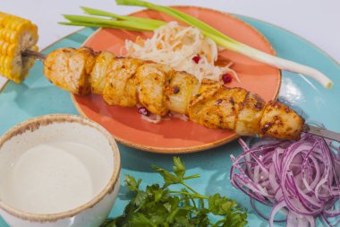 Şişleri sos ve lahana ile