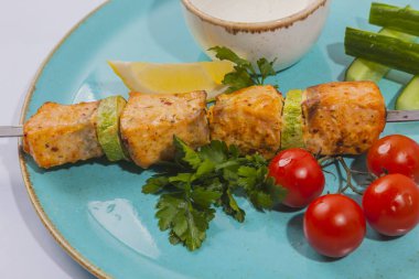 Şişleri sos ve lahana ile