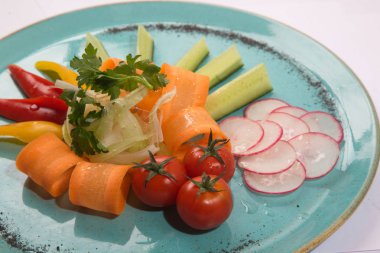 Tabakta sebze salatası