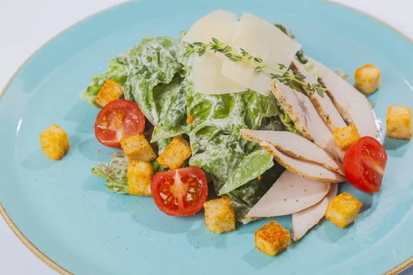 Caesar Salat Mit Huhn Auf Teller — Stockfoto