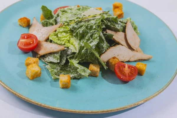 Caesar Salat Mit Huhn Auf Teller — Stockfoto