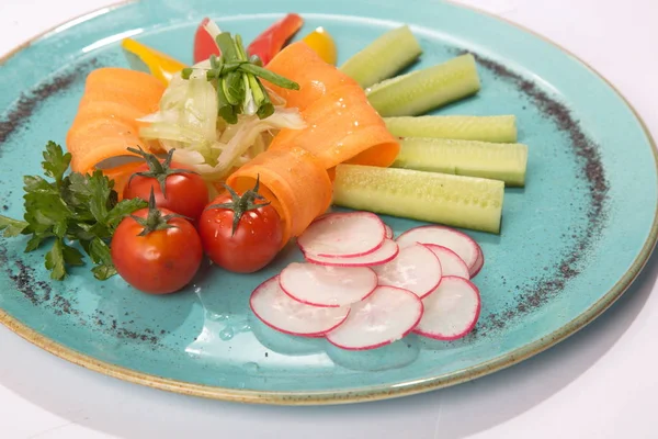 Gemüsesalat auf Teller — Stockfoto