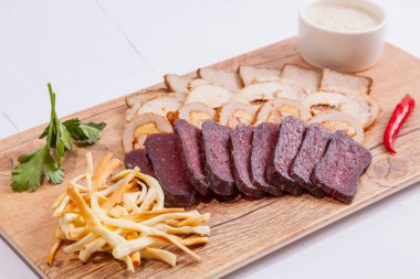 Tahta tabakta soğuk et ve domuz yağı.