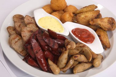 Kırmızı soslu ızgara sosis.