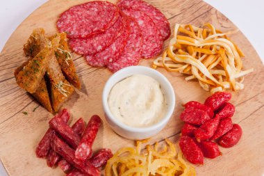 Aperatifli tabak ve beyaz bira sosu.