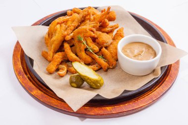 Hamurda tavuk ve siyah tavada sos.