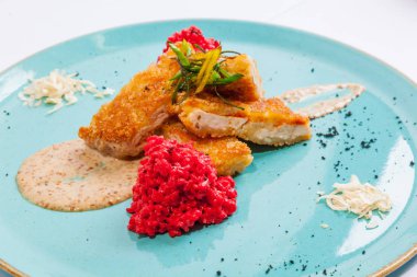 Tabakta peynirli tavuk