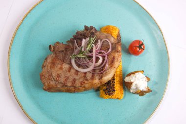 Süslü kahverengi tabakta biftek.