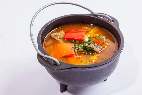 Suppe Mit Rindfleisch Und Gemüse Schwarzem Metallteller — Stockfoto