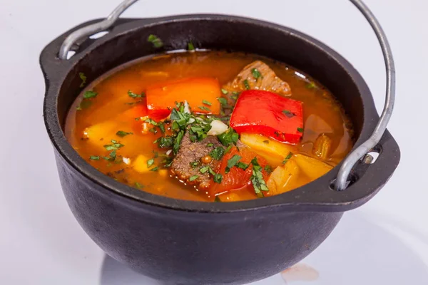 Soup with beef and vegetables in black metal plate — Stock Image Soup Beef Vegetables Black Metal Plate Stock Picture