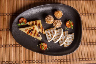 Tabakta bir çift kızarmış peynir