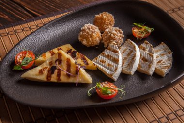 Tabakta bir çift kızarmış peynir