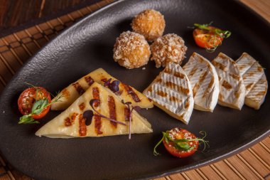 Tabakta bir çift kızarmış peynir