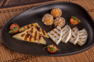 Tabakta bir çift kızarmış peynir