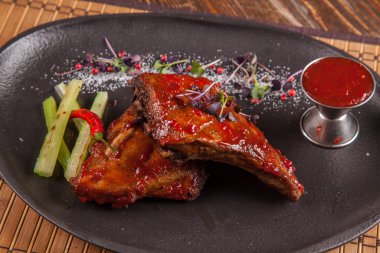 Soslu domuz kaburgası.