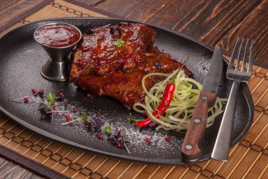 Soslu domuz kaburgası.