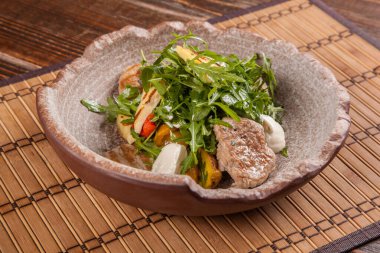 Roka salatası ve domuz rostosu.