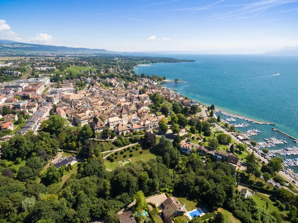 Luftaufnahme der Nyoner Altstadt und der Uferpromenade in der Schweiz — Stockfoto