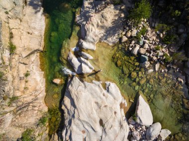 Cavu doğal havuzunun Tagliu Rossu ve Sainte L yakın havadan görünümü