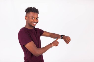 Afro-Amerikan kişi üzerinde beyaz izole bir akıllı saati
