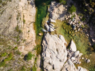 Cavu doğal havuzunun Tagliu Rossu ve Sainte L yakın havadan görünümü