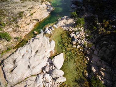 Cavu doğal havuzunun Tagliu Rossu ve Sainte L yakın havadan görünümü