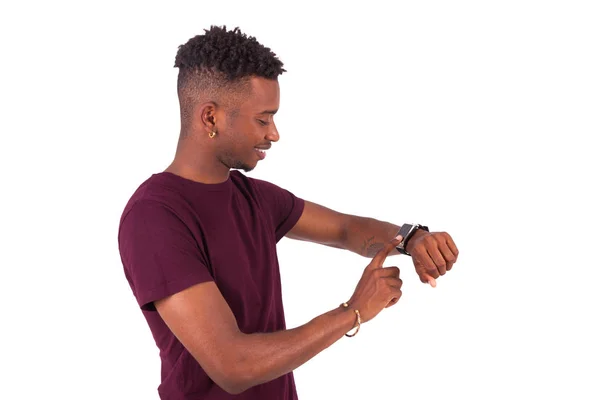 Afro-Amerikan kişi üzerinde beyaz izole bir akıllı saati — Stok fotoğraf