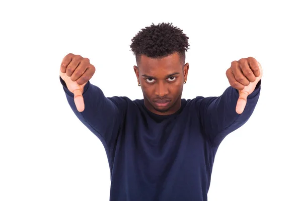 Olyckliga unga afroamerikanska mannen gör tummen ner gest är — Stockfoto