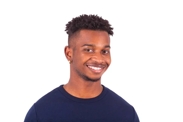 Счастливый молодой африканский американец, изолированный на белом фоне  - — стоковое фото