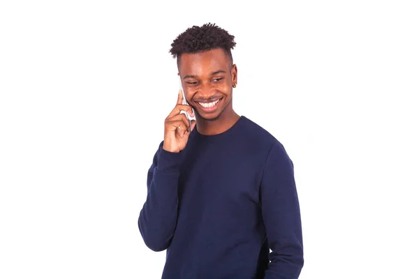 Junger afrikanisch-amerikanischer Mann telefoniert auf ihrem Smartphone — Stockfoto