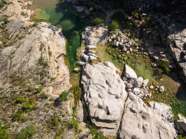Cavu doğal havuzunun Tagliu Rossu ve Sainte L yakın havadan görünümü