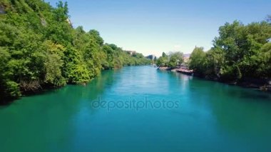 şehirde Geneva, İsviçre - Uhd Rhone Nehri'nin 4 k hava görüntüleri